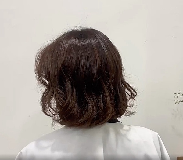 韓國髮型師「短髮電棒捲」技巧！短髮綁4搓、捲出絕美波浪紋，持久捲度手殘也能上手
