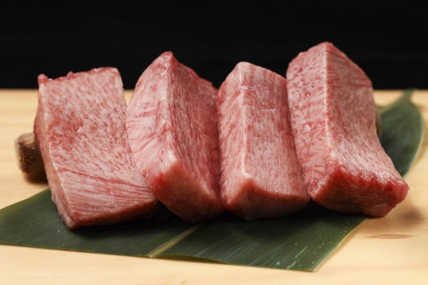 邊吃燒肉邊唱KTV就在遠百A13「YKNK club」!厚切牛舌、和牛壽司、痛風拼盤美味必嚐!