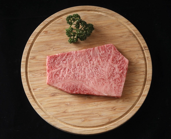 邊吃燒肉邊唱KTV就在遠百A13「YKNK club」!厚切牛舌、和牛壽司、痛風拼盤美味必嚐!