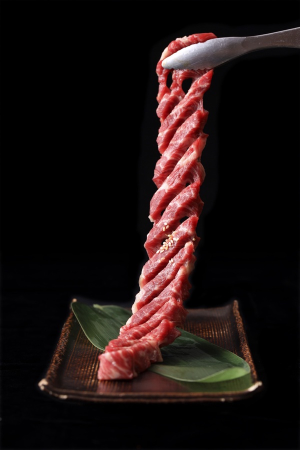 邊吃燒肉邊唱KTV就在遠百A13「YKNK club」!厚切牛舌、和牛壽司、痛風拼盤美味必嚐!