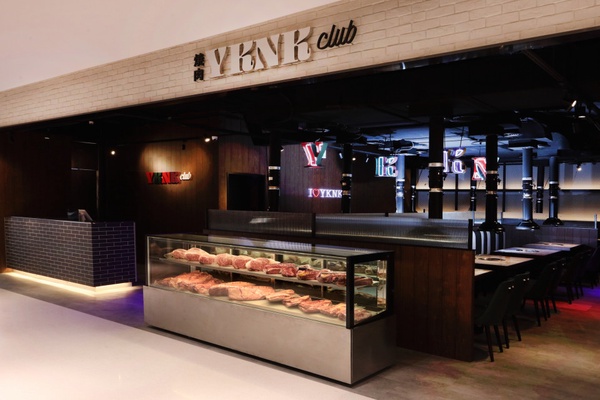 邊吃燒肉邊唱KTV就在遠百A13「YKNK club」!厚切牛舌、和牛壽司、痛風拼盤美味必嚐!