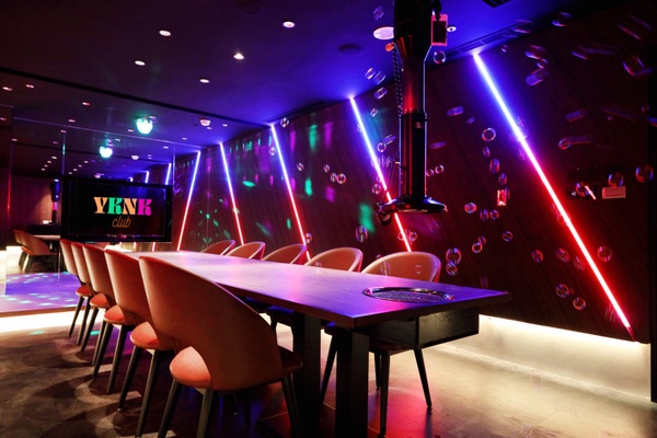 邊吃燒肉邊唱KTV就在遠百A13「YKNK club」!厚切牛舌、和牛壽司、痛風拼盤美味必嚐!