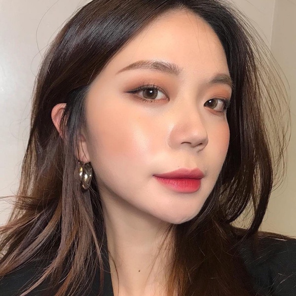秋冬粉底太乾、卡皮都有救！彩妝師一次解答底妝技巧，乾肌也能畫出韓妞透亮底妝