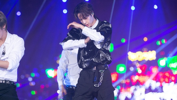 2019星光大賞紅毯12帥！肖戰、王一博齊聚，迪麗熱巴、楊冪、趙麗穎破天荒同框