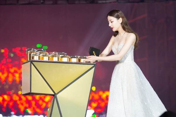 2019星光大賞紅毯12帥！肖戰、王一博齊聚，迪麗熱巴、楊冪、趙麗穎破天荒同框