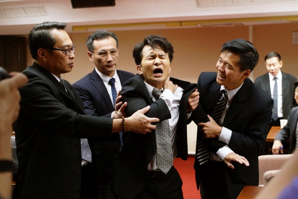 《國際橋牌社》5大看點!90年代的台灣故事,政治、愛情都精彩,台劇越來越敢拍!