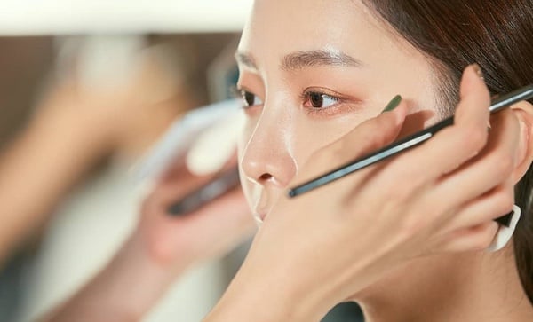 彩妝師傳授「眼影刷」遮瑕技巧！遮瑕更薄透貼膚，加碼紅腫痘、黑眼圈無痕遮瑕教學