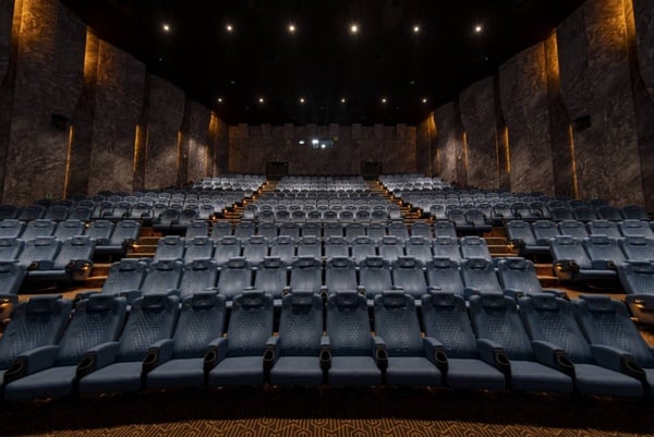 A13威秀影城 MUVIE CINEMAS「超豪華影廳」!頭等艙包廂座位，躺著看電影佐美酒~