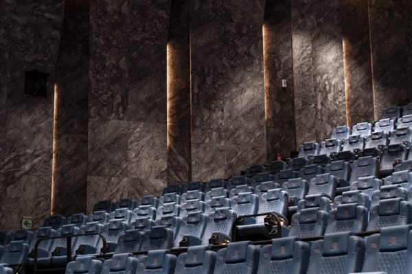 A13威秀影城 MUVIE CINEMAS「超豪華影廳」!頭等艙包廂座位，躺著看電影佐美酒~