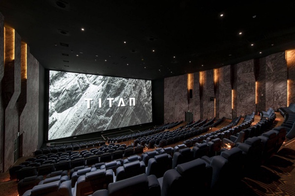 A13威秀影城 MUVIE CINEMAS「超豪華影廳」!頭等艙包廂座位，躺著看電影佐美酒~