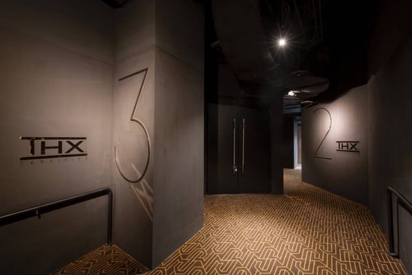 A13威秀影城 MUVIE CINEMAS「超豪華影廳」!頭等艙包廂座位，躺著看電影佐美酒~