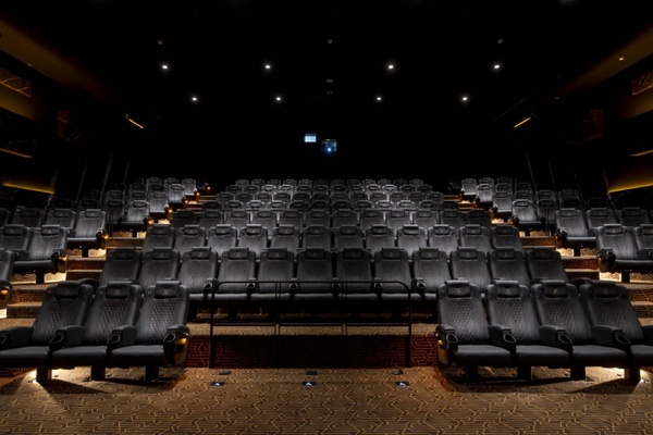 A13威秀影城 MUVIE CINEMAS「超豪華影廳」!頭等艙包廂座位，躺著看電影佐美酒~