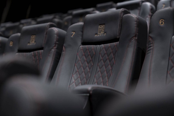 A13威秀影城 MUVIE CINEMAS「超豪華影廳」!頭等艙包廂座位，躺著看電影佐美酒~