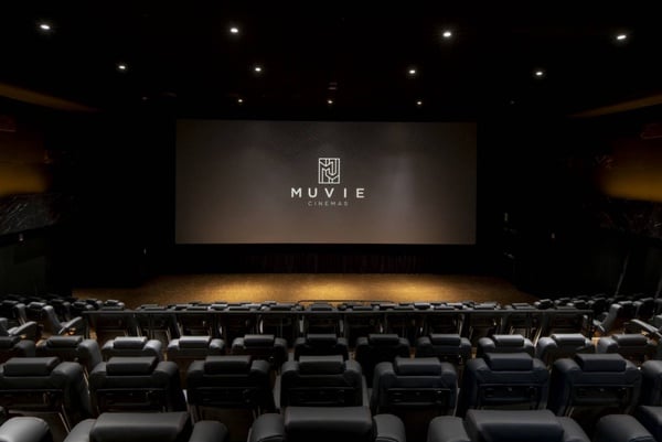 A13威秀影城 MUVIE CINEMAS「超豪華影廳」!頭等艙包廂座位，躺著看電影佐美酒~