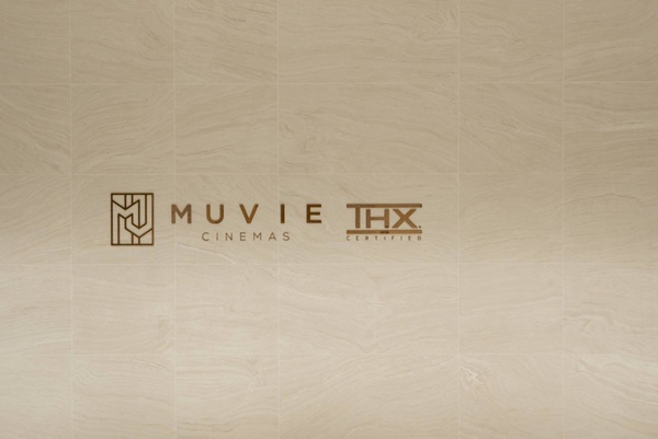 A13威秀影城 MUVIE CINEMAS「超豪華影廳」!頭等艙包廂座位，躺著看電影佐美酒~