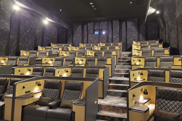A13威秀影城 MUVIE CINEMAS「超豪華影廳」!頭等艙包廂座位，躺著看電影佐美酒~