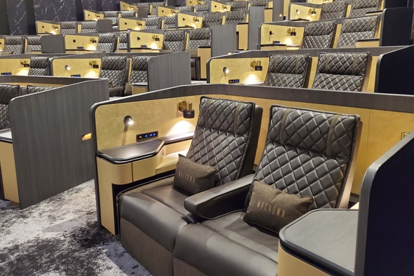 A13威秀影城 MUVIE CINEMAS「超豪華影廳」!頭等艙包廂座位，躺著看電影佐美酒~