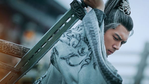 李現《劍王朝》大結局一夜白髮！10明星的古裝劇老妝，認不出李沁，張鈞甯一樣是美女