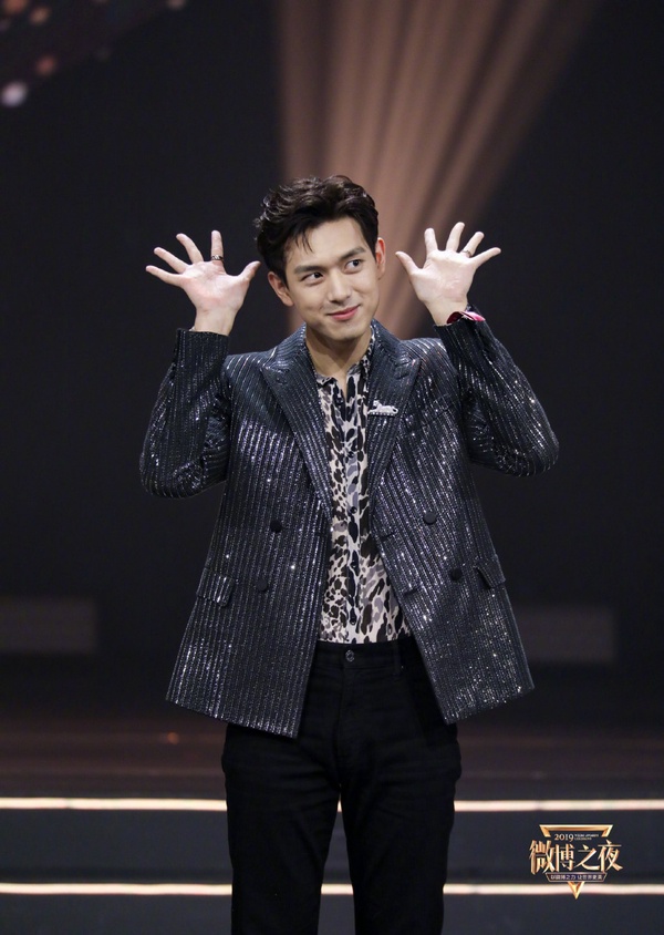 微博之夜20明星紅毯造型！劉亦菲、楊紫變「迪士尼公主」，肖戰、王一博、李現長腿吸睛