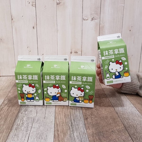 蜜蜂工坊推出Hello Kitty抹茶拿鐵！7-11加碼「Hello Kitty萬用包」，限定這天開始販售