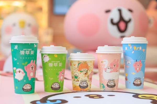 7-11卡娜赫拉聯名店前進高雄！限定款變換表情的杯套必收，還有P助＆兔兔陪你拍個夠