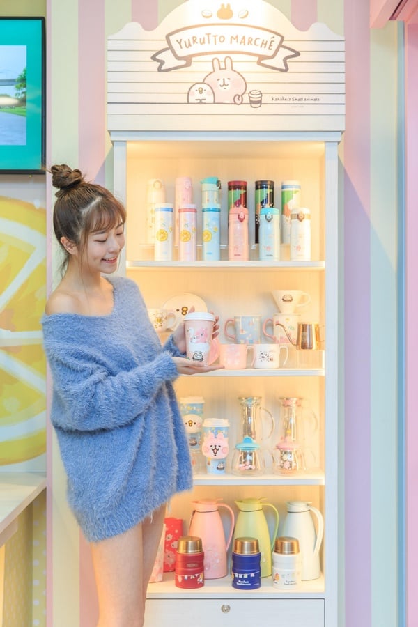 7-11卡娜赫拉聯名店前進高雄！限定款變換表情的杯套必收，還有P助＆兔兔陪你拍個夠