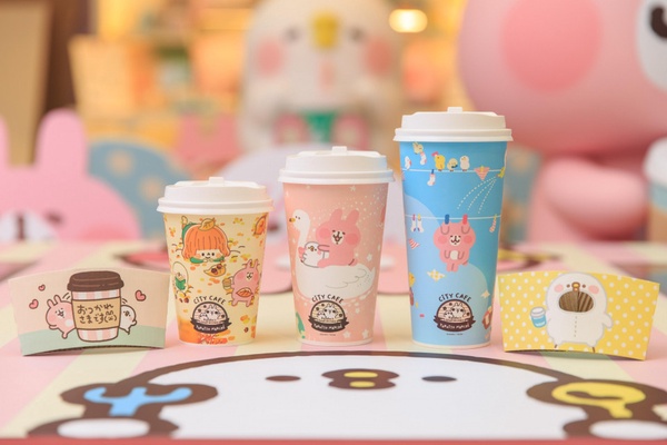 7-11卡娜赫拉聯名店前進高雄！限定款變換表情的杯套必收，還有P助＆兔兔陪你拍個夠
