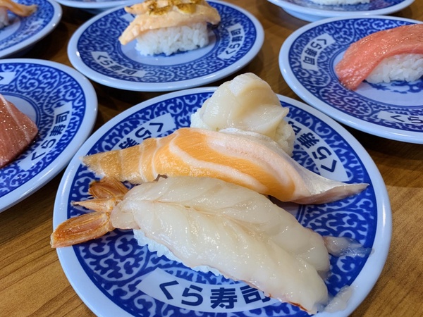 超大皮卡丘玩偶抱回家！藏壽司X寶可夢推過年限定大賞1/23開跑，還有超萌皮卡丘拖鞋！