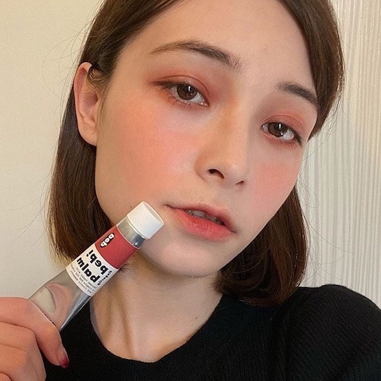 LISA 曬愛用唇膏，是戀愛的顏色！2020杏桃色唇彩推薦，這款更是不挑膚顯白！