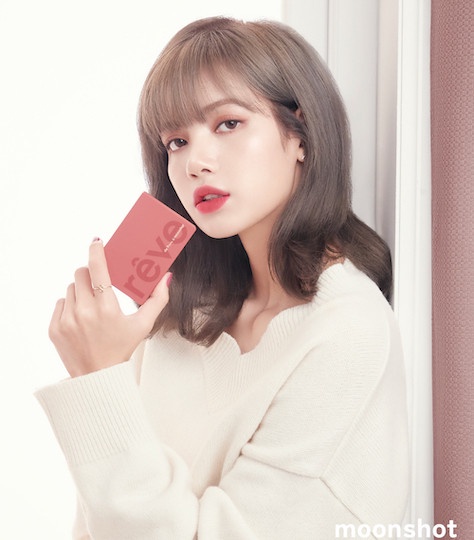 LISA 曬愛用唇膏，是戀愛的顏色！2020杏桃色唇彩推薦，這款更是不挑膚顯白！