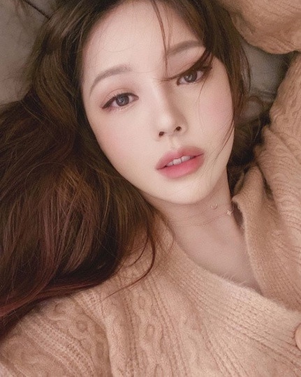 昆凌「蜜茶髮色」嫩又顯白！2020女星棕髮色精選，LISA行走髮型書、PONY漸層髮色招桃花