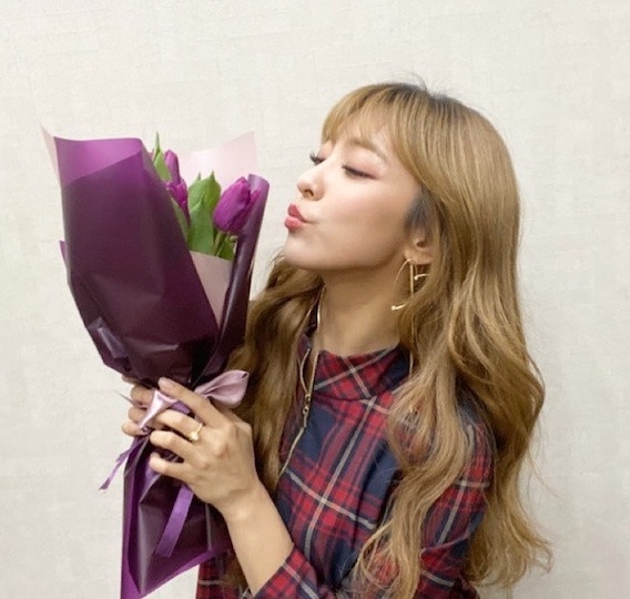 昆凌「蜜茶髮色」嫩又顯白！2020女星棕髮色精選，LISA行走髮型書、PONY漸層髮色招桃花