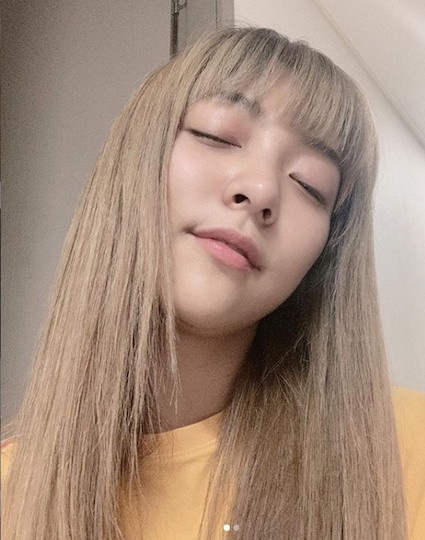 昆凌「蜜茶髮色」嫩又顯白！2020女星棕髮色精選，LISA行走髮型書、PONY漸層髮色招桃花