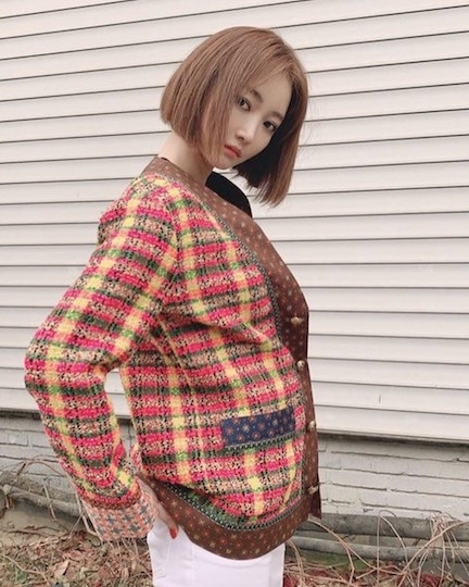 昆凌「蜜茶髮色」嫩又顯白！2020女星棕髮色精選，LISA行走髮型書、PONY漸層髮色招桃花