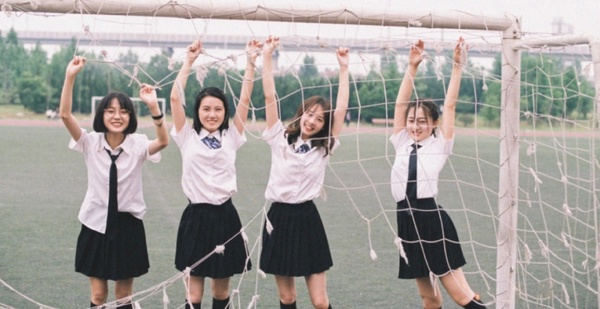畢業照姿勢怎麼擺？五種超ㄎㄧㄤ「閨蜜畢業照」拍法，最有創意團體照POSE都在這！