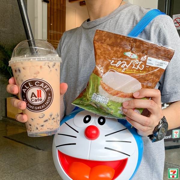 泰國7-ELEVEN推出「哆啦A夢零食桶」！加購價不到NT.250，大頭哆啦背起來超級萌！