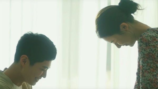 朴寶劍化身「深情男友」出演MV！親自為愛人做戒指，清爽新短髮&燦爛微笑，心動感滿滿