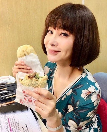 63歲陳美鳳美呆外國人！登英國媒體、封台灣最火辣阿姨，螞蟻腰、長美腿保養秘訣公開