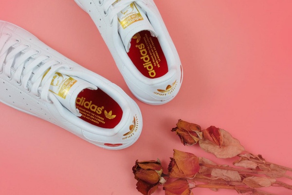 adidas推出情人節系列！STAN SMITH「愛心小白鞋」重出江湖，男女一起穿更浪漫！