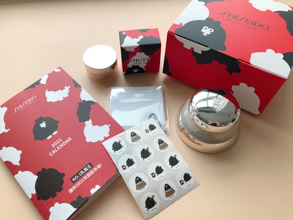 右滑圖片～看編輯摯愛乳霜推薦！乳霜推薦１：雅詩蘭黛年輕肌密無敵霜 75ml，NT.3980