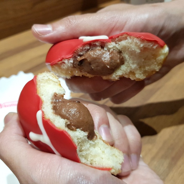 Krispy Kreme情人節限定「戀戀巧莓」！爆餡的粉嫩草莓卡士達，情人節加碼甜甜圈免費送