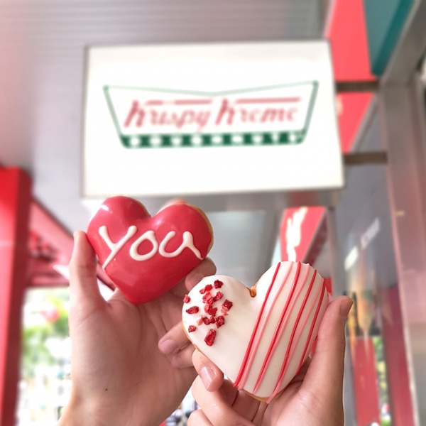 Krispy Kreme情人節限定「戀戀巧莓」！爆餡的粉嫩草莓卡士達，情人節加碼甜甜圈免費送