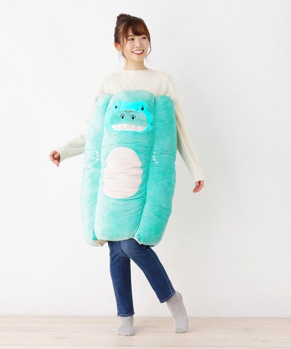 坐墊、被子、抱枕三合一!超萌「可穿式暖墊」,Hello Kitty、拉拉熊幫你溫暖整個冬天