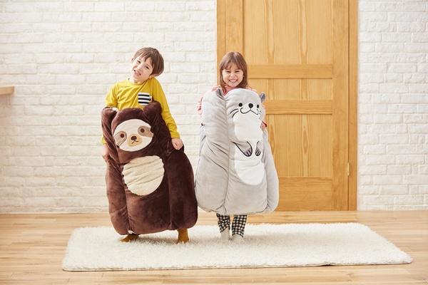 坐墊、被子、抱枕三合一!超萌「可穿式暖墊」,Hello Kitty、拉拉熊幫你溫暖整個冬天