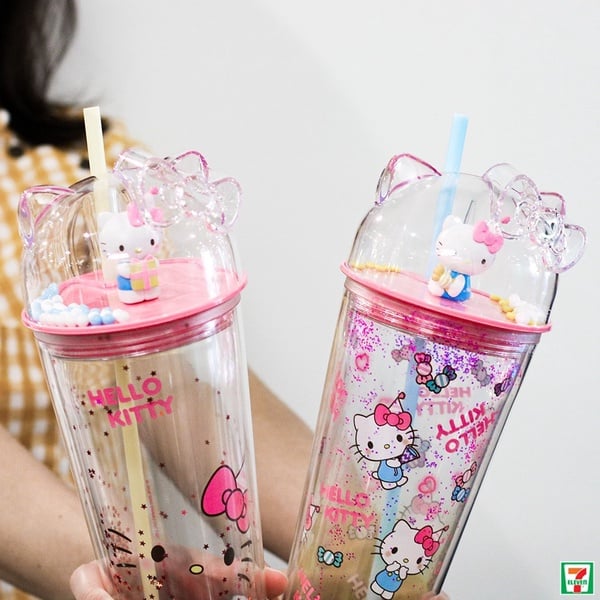 泰國7-11推出超夢幻「Hello Kitty水杯」，Kitty造型杯蓋裡還有Kitty公仔，可愛度破表