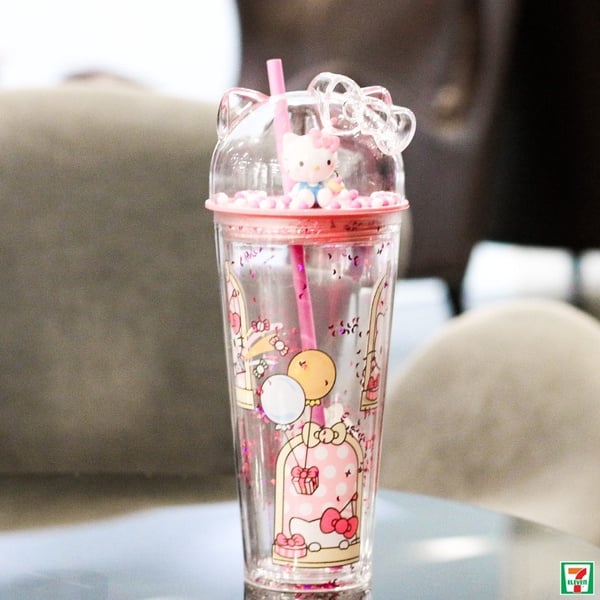 泰國7-11推出超夢幻「Hello Kitty水杯」，Kitty造型杯蓋裡還有Kitty公仔，可愛度破表