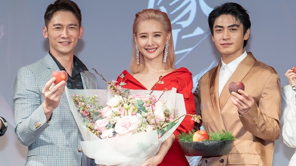 《墜愛》安心亞＆宋柏緯投餵、偷吻，人神熱戀甜翻！劇中溫昇豪姐妹通吃，被讚超會吻！