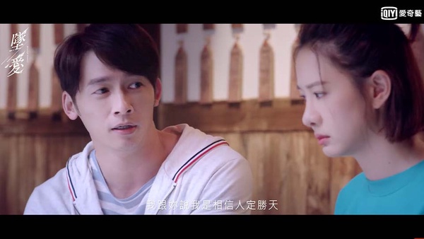 《墜愛》安心亞＆宋柏緯投餵、偷吻，人神熱戀甜翻！劇中溫昇豪姐妹通吃，被讚超會吻！