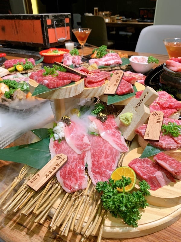 油花美到不行的和牛就在這裡啦！「肉你好燒肉專門店」主打美味和牛，還有專人烤給你吃