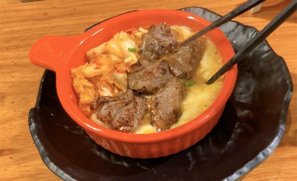 油花美到不行的和牛就在這裡啦！「肉你好燒肉專門店」主打美味和牛，還有專人烤給你吃